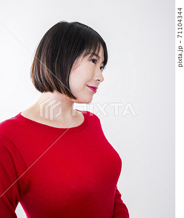 ショートボブの若い女性 71104344