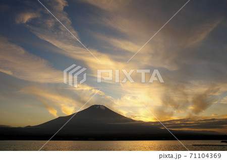 山中湖からの秋の富士山 山中湖からの秋の富士山 71104369
