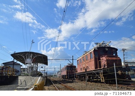 岳南富士岡駅ホームと引退した電気機関車 岳南富士岡駅ホームと引退した電気機関車 71104673