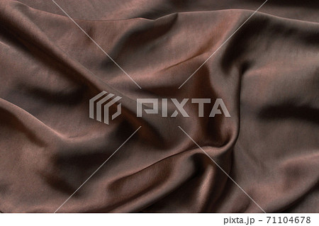 滑らかで肌触りのよさそうな焦げ茶色の柔らかい布 71104678
