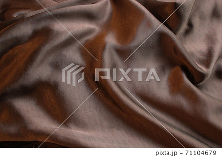 滑らかで肌触りのよさそうな焦げ茶色の柔らかい布 71104679