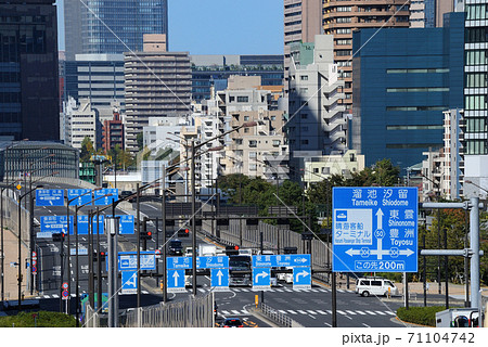 案内標識のある都市風景 71104742