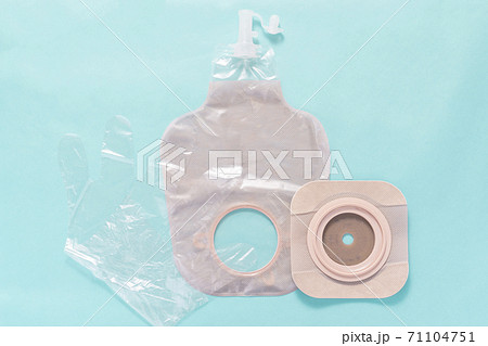 ストーマ(人工肛門)装具とビニール手袋 ストーマ(人工肛門)装具とビニール手袋 71104751