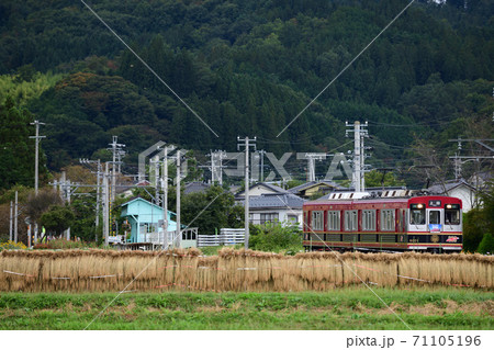 稲刈りが終わった田園を走る上田電鉄6000系電車 稲刈りが終わった田園を走る上田電鉄6000系電車 71105196