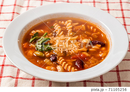 スープパスタ　Italian twisted pasta vegetable soup 71105256
