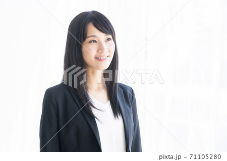 リラックスする女性　ビジネス 71105280