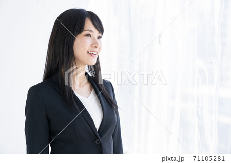 リラックスする女性　ビジネス 71105281