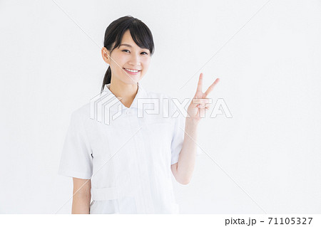 笑顔のナース 71105327