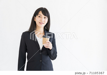 女性　飲み物　ビジネス 71105367