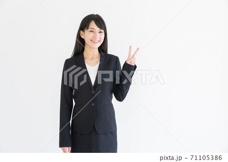 笑顔の女性　ビジネス 71105386