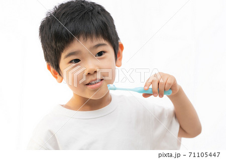 楽しく歯磨きする男の子 楽しく歯磨きする男の子 71105447