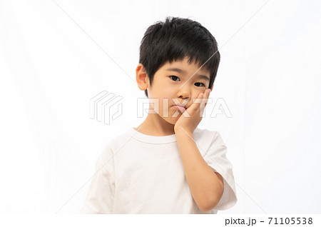 歯に痛みを感じる男の子 71105538