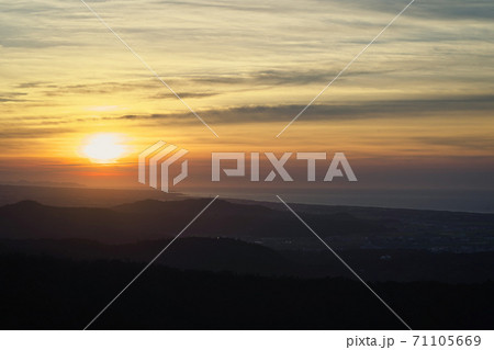 《鳥取県》羽衣石山の展望台から眺める夕日 《鳥取県》羽衣石山の展望台から眺める夕日 71105669
