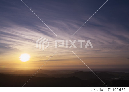 《鳥取県》羽衣石山の展望台から眺める夕日 《鳥取県》羽衣石山の展望台から眺める夕日 71105675