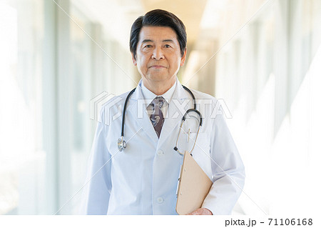 病院の廊下を歩くミドルエイジの医師 71106168