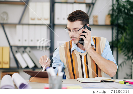 Young engineer calling on phone 71106312