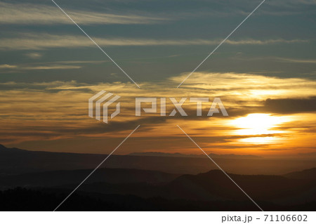 《鳥取県》羽衣石山の展望台から眺める夕日 《鳥取県》羽衣石山の展望台から眺める夕日 71106602