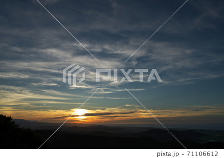 《鳥取県》羽衣石山の展望台から眺める夕日 《鳥取県》羽衣石山の展望台から眺める夕日 71106612