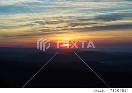 《鳥取県》羽衣石山の展望台から眺める夕日 《鳥取県》羽衣石山の展望台から眺める夕日 71106614