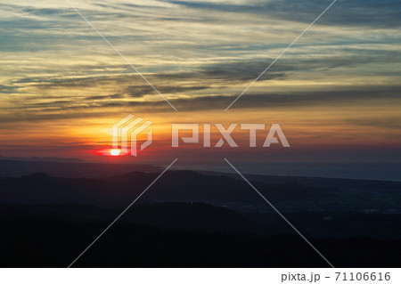 《鳥取県》羽衣石山の展望台から眺める夕日 《鳥取県》羽衣石山の展望台から眺める夕日 71106616