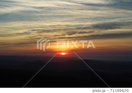 《鳥取県》羽衣石山の展望台から眺める夕日 《鳥取県》羽衣石山の展望台から眺める夕日 71106620