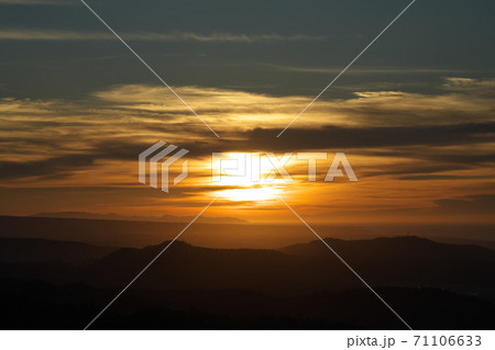 《鳥取県》羽衣石山の展望台から眺める夕日 《鳥取県》羽衣石山の展望台から眺める夕日 71106633