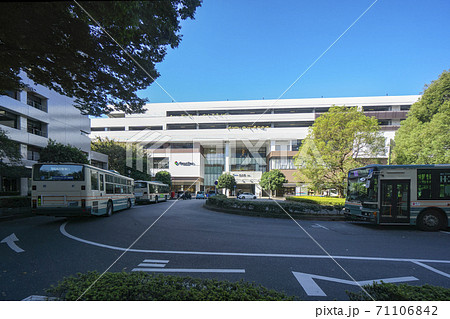 青空の所沢駅東口駅前広場 第2期開業後のグランエミオ所沢の写真素材