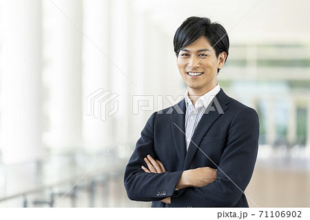 30代の男性　ポートレート　オフィスカジュアル　イメージ 71106902