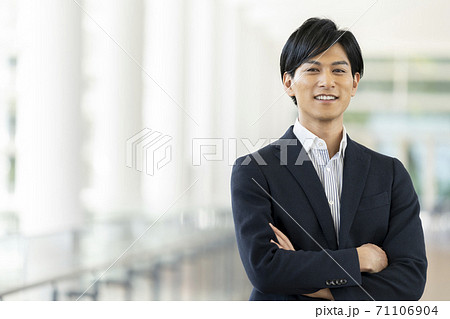 30代の男性 ポートレート オフィスカジュアル イメージ 30代の男性 ポートレート オフィスカジュアル イメージ 71106904