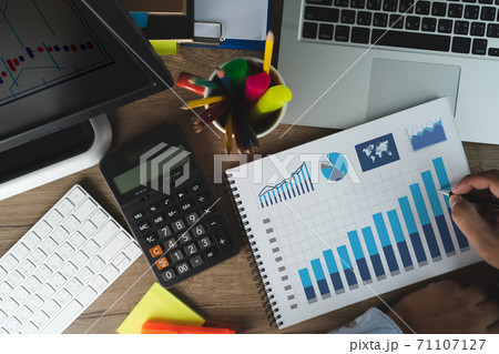 man work performance marketing Intelligence (BI) and business analytics Analysis Growth Progress 71107127