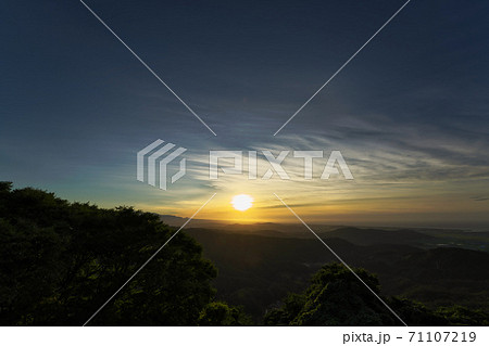 《鳥取県》羽衣石山の展望台から眺める夕日 《鳥取県》羽衣石山の展望台から眺める夕日 71107219