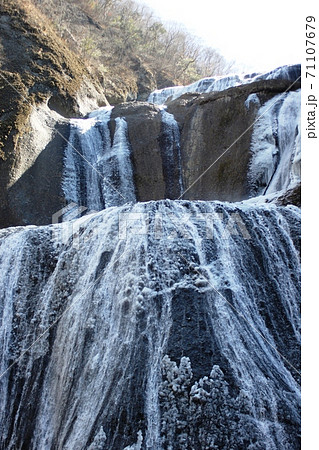 冬の袋田の滝 71107679