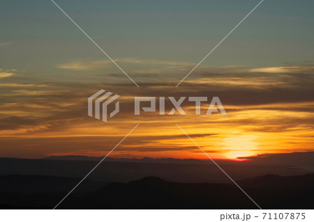 《鳥取県》羽衣石山の展望台から眺める夕日 《鳥取県》羽衣石山の展望台から眺める夕日 71107875