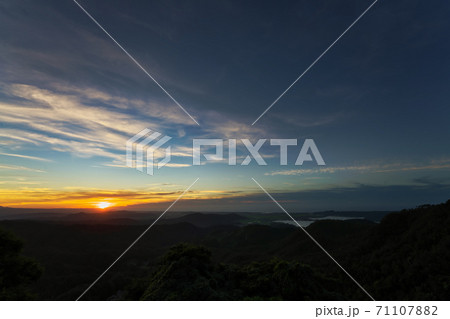 《鳥取県》羽衣石山の展望台から眺める夕日 71107882