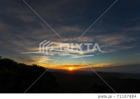 《鳥取県》羽衣石山の展望台から眺める夕日 《鳥取県》羽衣石山の展望台から眺める夕日 71107884