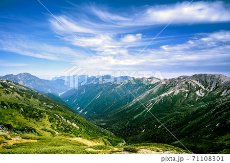 黒部に向かう渓谷 71108301