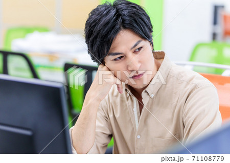 オフィスで悩む男性 オフィスで悩む男性 71108779