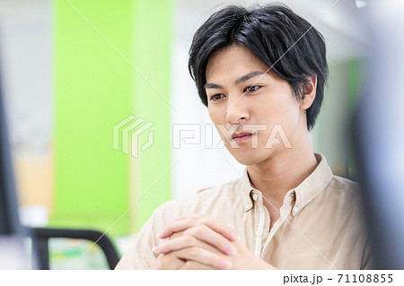 オフィスで悩む男性 71108855