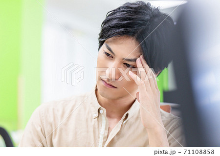 オフィスで悩む男性 71108858