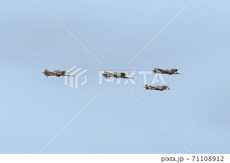 スピットファイアとハリケーンの編隊飛行 スピットファイアとハリケーンの編隊飛行 71108912