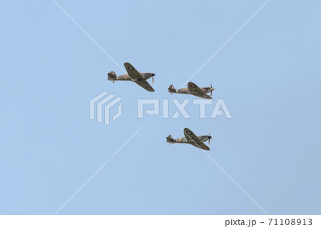 スピットファイアとハリケーンの編隊飛行 71108913