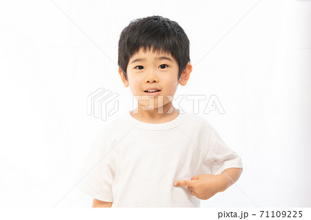 Tシャツを指差す男の子 Tシャツを指差す男の子 71109225