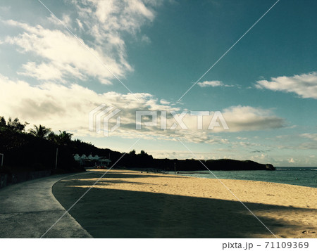 沖縄の海辺 71109369