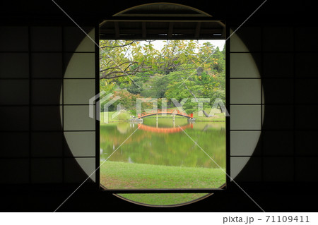 奈良　旧大乗院庭園　休憩所の丸窓からの風景 71109411