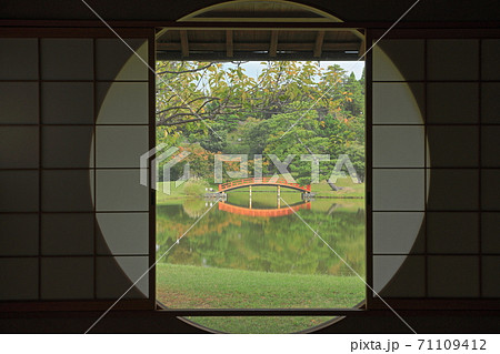 奈良 旧大乗院庭園 休憩所の丸窓からの風景 奈良 旧大乗院庭園 休憩所の丸窓からの風景 71109412