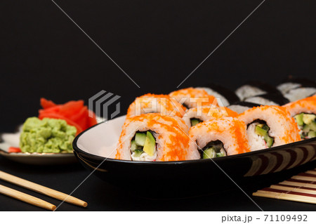 Uramaki California. Sushi rolls and pickled ginger and wasabi. Uramaki California. Sushi rolls and pickled ginger and wasabi. 71109492