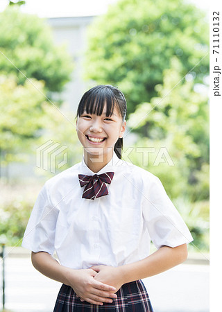 女子中学生 女子高生 ポートレート カメラ目線 女子中学生 女子高生 ポートレート カメラ目線 71110132