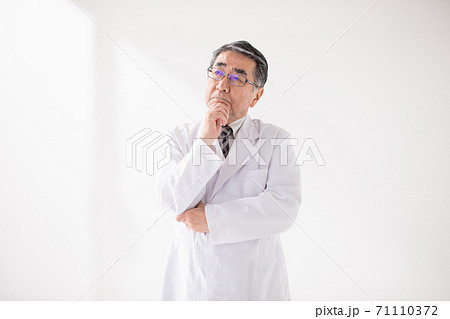 医療イメージ 悩む医師 医療イメージ 悩む医師 71110372