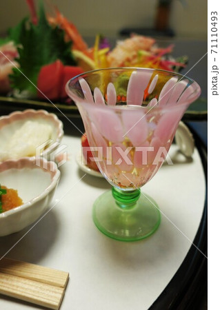 食前酒の入った桜色のミニグラス・和食 71110493