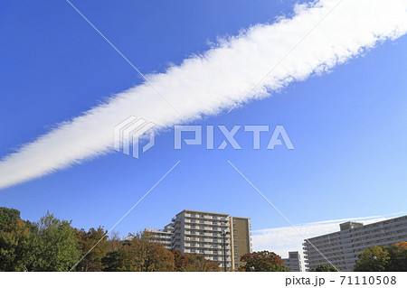 青空に浮かぶ飛行機雲 青空に浮かぶ飛行機雲 71110508